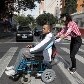 Mímicos ajudam na travessia de pedestre em SP