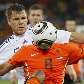 Jong, da Holanda, ganha disputa de bola com o eslovaco Zabavnik Jong, da Holanda, ganha disputa de bola com o eslovaco Zabavnik