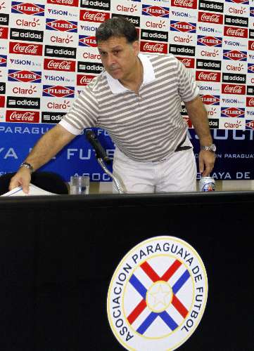 O argentino Gerardo Martino, técnico da seleção do Paraguai, concede entrevista em Assunção