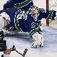 Taylor Hall, do Edmonton Oilers, tenta passar pelo goleiro Cory Schneider, do Vancouver Canucks