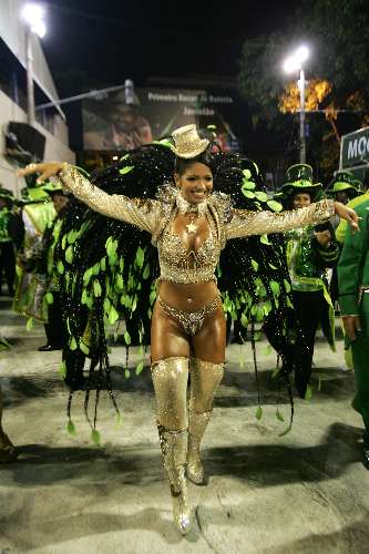 Tathiana Pagung é rainha da bateria da Mocidade Independente