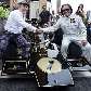 Jackie Stewart e Emerson Fittipaldi se cumprimentam em cima da histórica Lotus 72