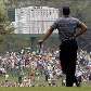 Tiger Woods observa o campo durante a primeira rodada do Masters de Augusta de golfe Tiger Woods observa o campo durante a primeira rodada do Masters de Augusta de golfe