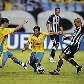 Jogadores do Botafogo e do Macaé em disputa de bola Jogadores do Botafogo e do Macaé em disputa de bola