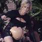Apresentadora brinca na banheira no palco do VMA