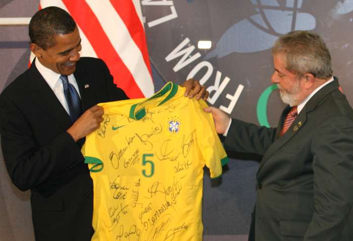 Lula oferece camisa da seleção brasileira para Obama durante encontro do G8