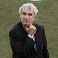 O técnico francês Raymond Domenech antes do jogo contra a África do Sul