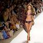 Modelo desfila traje banho de Lisa Maree 2011 na Semana de Moda de Miami