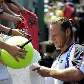 Argentino David Nalbandian distribui autógrafos depois da vitória na Espanha