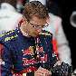 Sebastien Bourdais, da Toro Rosso, mexe no capacete antes de treino da F-1