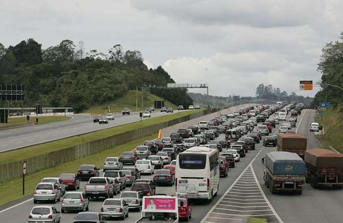 Descida para o litoral na Rodovia Imigrantes