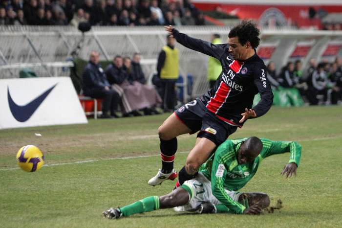 Ceará, do Paris Saint Germain, é derrubado por Dabo, do Saint Etienne