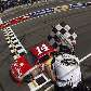 Tony Stewart cruza a linha de chegada e vence a 22.ª etapa da Nascar