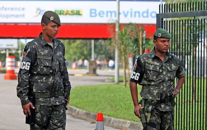 Soldados do Exército ajudam na segurança da região do Rio Centro