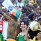 Torcida faz festa no National Sports Stadium, em Harere, no Zimbábue Torcida faz festa no National Sports Stadium, em Harere, no Zimbábue