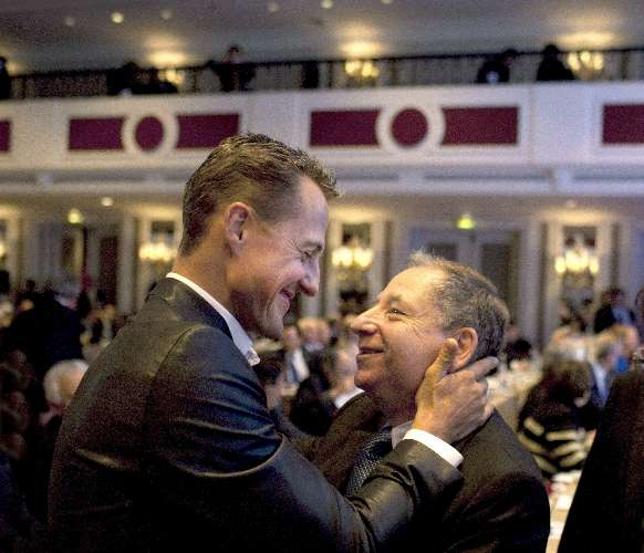 Jean Todt cumprimenta Schumacher após ser eleito presidente da FIA