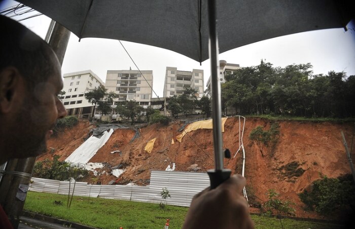Chuvas matam um em Minas e outro no Rio
