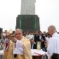 Visitantes abrem os braços em frente ao monumento que fica no Rio de Janeiro