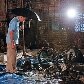 Policial à paisana investiga local de uma das explosões em Opera House, em Mumbai, nesta quarta, 13 Policial à paisana investiga local de uma das explosões em Opera House, em Mumbai, nesta quarta, 13