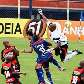 Wanderley, do São Caetano, acerta a bola e faz o gol, mas o árbitro dá falta em Neneca, do Oeste