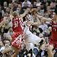 Armador Rudy Fernandez passa pela marcação do Houston Rockets Armador Rudy Fernandez passa pela marcação do Houston Rockets