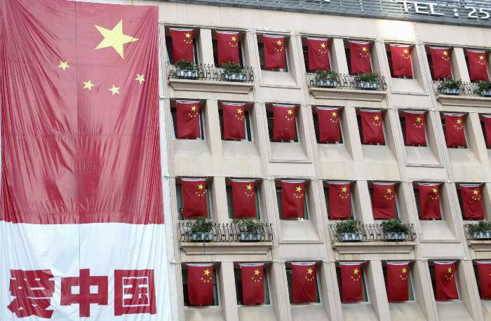 Fachada exalta o ''amor à China'', durante passagem da tocha