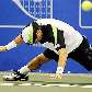 Lleyton Hewitt escorrega após tentativa de rebater a bola em Memphis