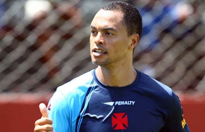Dodô acena para a torcida durante treinamento do Vasco