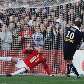 O meio-campo brasileiro Jussiê marca, de pênalti, gol para o Bordeaux contra o Lille, pelo Francês