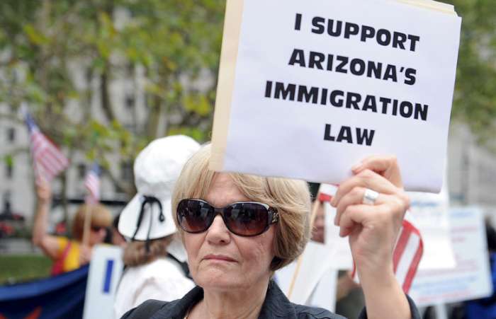 Americanos manifestam em apoio a lei SB1070, que criminaliza a imigração ilegal no Arizona