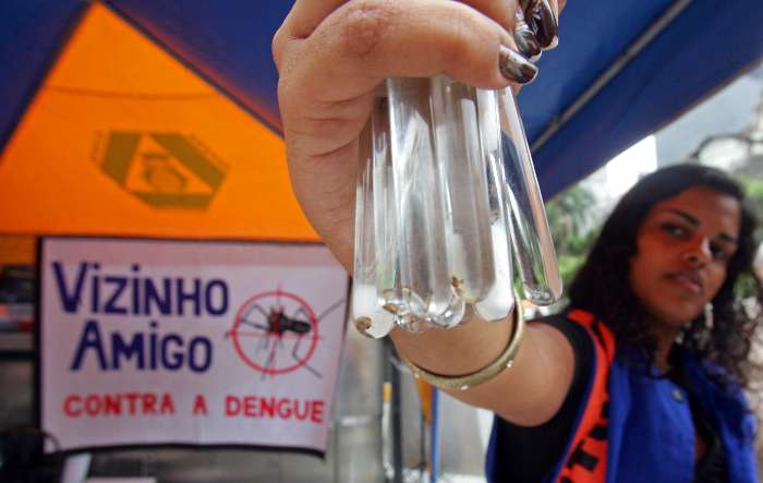 Campanha de prevenção e controle da dengue no Largo da Carioca