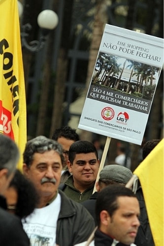 Manifestantes protestam contra fechamento do Shopping Higienópolis