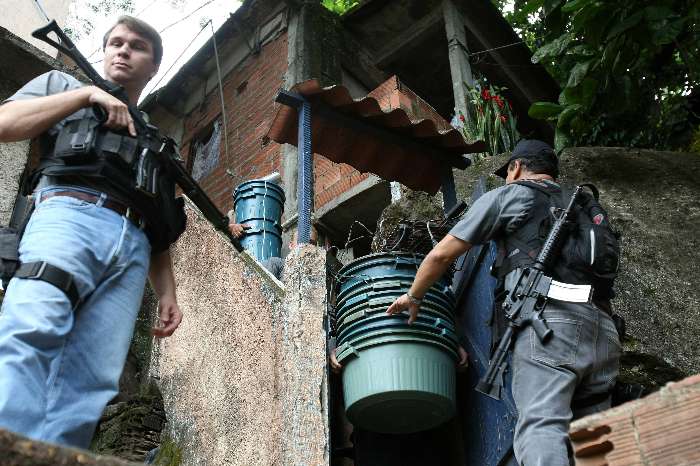 Cerca de uma tonelada de maconha também foi encontrada pela polícia na Rocinha
