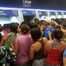 Nacional - Caixas eletrônicos de João Pessoa (PB) ficaram lotados após boato sobre o fim do Bolsa Família. Mais cidades brasileiras tiveram tumultos em agências da Caixa Econômica Federal - Foto: Aguinaldo Mota/AE