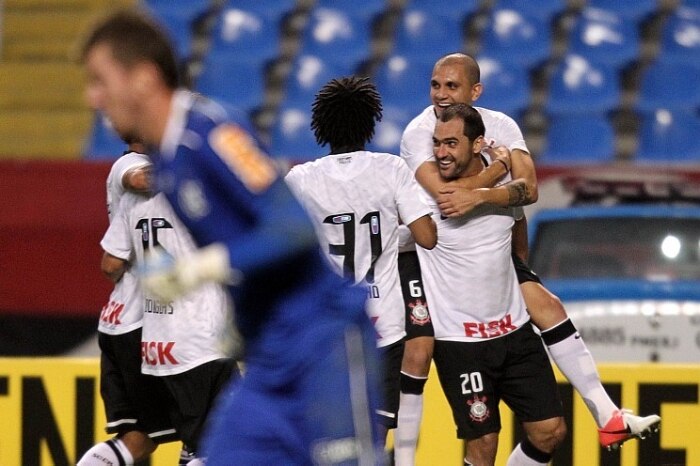 Corinthians esmaga Flamengo por 3 a 0