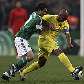 Karagounis, do Panathinaikos, tenta tirar a bola de Marcos Senna, do Villarreal Karagounis, do Panathinaikos, tenta tirar a bola de Marcos Senna, do Villarreal