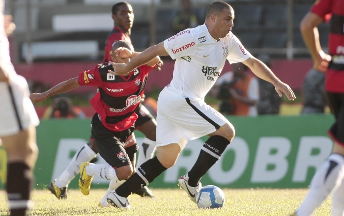 Ronaldo tenta se livrar da marcação no 1 a 1 do Corinthians com o Vitória, em jogo do Brasileirão