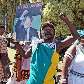 Seguidor de Mandela exibe cartaz com imagem do líder e a frase Seguidor de Mandela exibe cartaz com imagem do líder e a frase