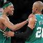 Paul Pierce comemora com Ray Allen vitória do Celtics por 103 a 94 contra o Lakers nas finais da NBA Paul Pierce comemora com Ray Allen vitória do Celtics por 103 a 94 contra o Lakers nas finais da NBA