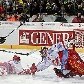 Petr Taticek, do Davos, finaliza para a tentativa de defesa de Alexey Yakhin, do Spartak Moscou Petr Taticek, do Davos, finaliza para a tentativa de defesa de Alexey Yakhin, do Spartak Moscou