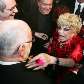 Na foto, Dercy é cumprimentada  pelo ator Marcos Caruso e pelo autor Silvio de Abreu, em 2007.
