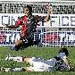 Jeda, do Cagliari, salta devido ao carrinho de Emiliano Moretti, do Genoa Jeda, do Cagliari, salta devido ao carrinho de Emiliano Moretti, do Genoa
