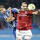 Pavel Krmas, do Freiburg, pega a bola antes de Diego Klimowicz, do Bochum Pavel Krmas, do Freiburg, pega a bola antes de Diego Klimowicz, do Bochum