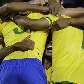 Luisão é abraçado por companheiros após gol do Brasil contra a Argentina Luisão é abraçado por companheiros após gol do Brasil contra a Argentina