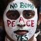Em Mumbai, estudante indiana manifesta no dia de paz pelos 65 anos da tragédia em Hiroshima