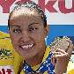 Poliana Okimoto exibe a medalha de bronze da maratona aquática em Roma