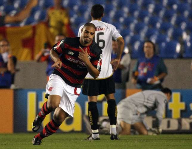 Adriano marca dois na vitória do Flamengo sobre o Sport