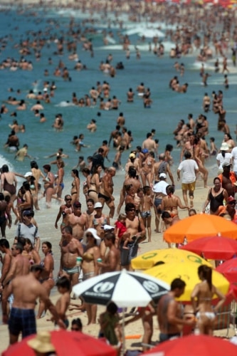 Sábado de 31ºC aumenta movimento na praia de Ipanema