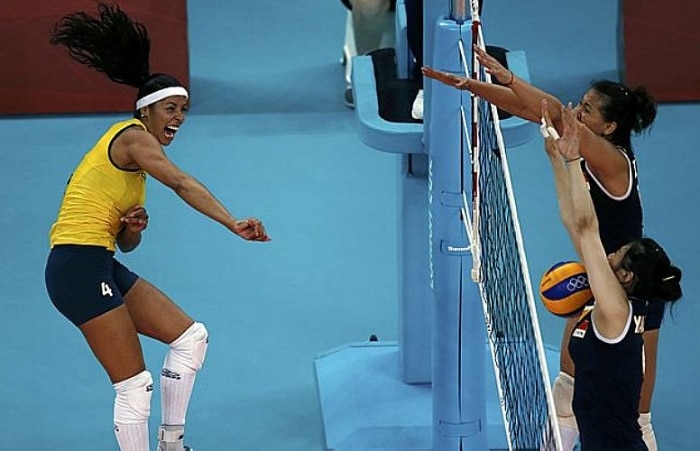 Meninas do vôlei vencem a China por 3 sets a 2