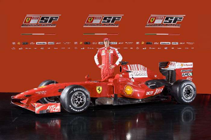 Luca Badoer posa com a Ferrari F60, na apresentação do modelo de F-1